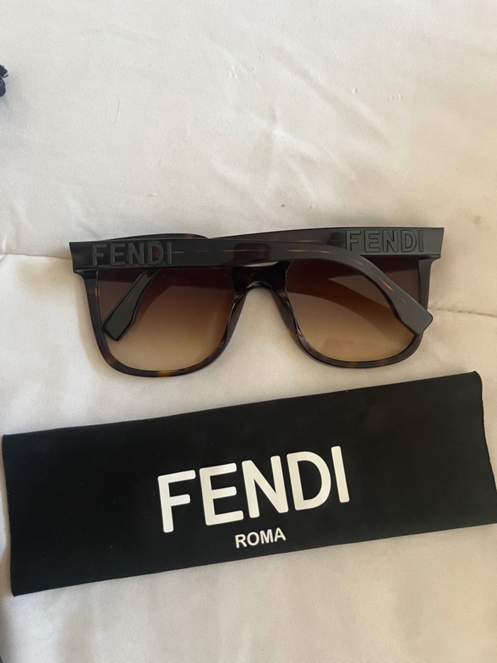 Fendi Tortoise Shell Oversized Sunglasses with Brown Gradient Lenses - Picture 2 of 8